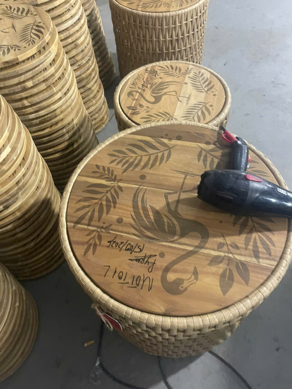 In mặt bàn gỗ mỹ nghệ